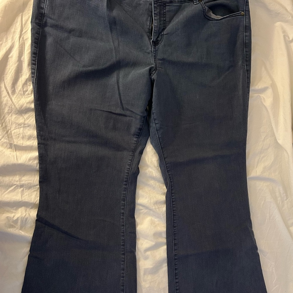 Torrid 3 button size 24 (extra short)